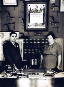 Constantino Lourido en su estudio junto a su esposa Querubina..jpg